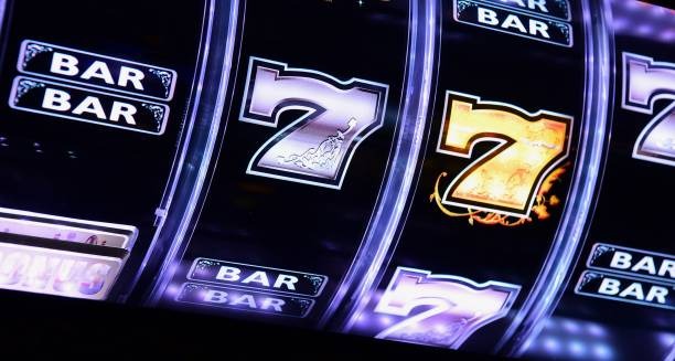 VIP Roulette prediction interface showing betting options and live dealer on untungjp